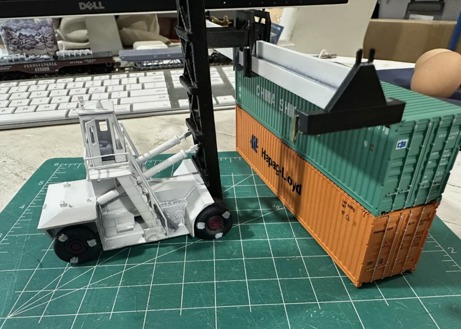 Top Handler - for 40 foot Container – Earnest Trains